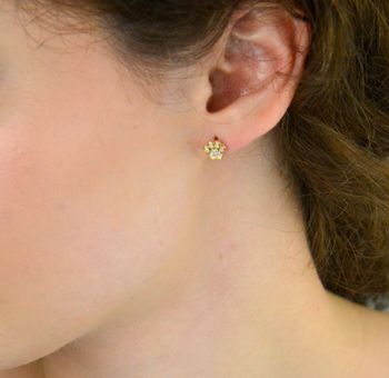 Złote kolczyki 585 w kształcie łapki psa z białymi cyrkoniami. Delikatne, urocze i idealne na prezent. Zapięcie na sztyft, rozmiar 8 mm, waga 1,15 g (2).JPG