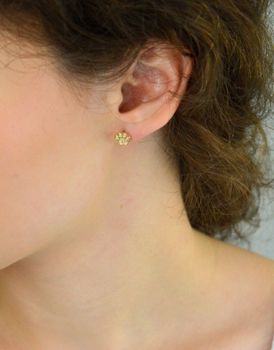 Złote kolczyki 585 w kształcie łapki psa z białymi cyrkoniami. Delikatne, urocze i idealne na prezent. Zapięcie na sztyft, rozmiar 8 mm, waga 1,15 g (3).JPG