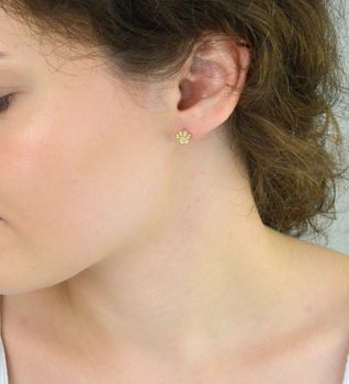 Złote kolczyki 585 w kształcie łapki psa z białymi cyrkoniami. Delikatne, urocze i idealne na prezent. Zapięcie na sztyft, rozmiar 8 mm, waga 1,15 g (4).JPG