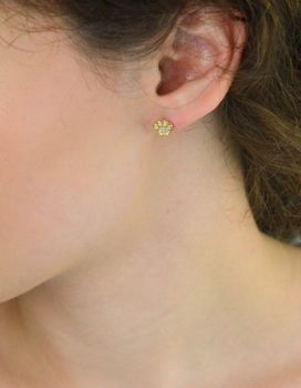 Złote kolczyki 585 w kształcie łapki psa z białymi cyrkoniami. Delikatne, urocze i idealne na prezent. Zapięcie na sztyft, rozmiar 8 mm, waga 1,15 g (5).JPG