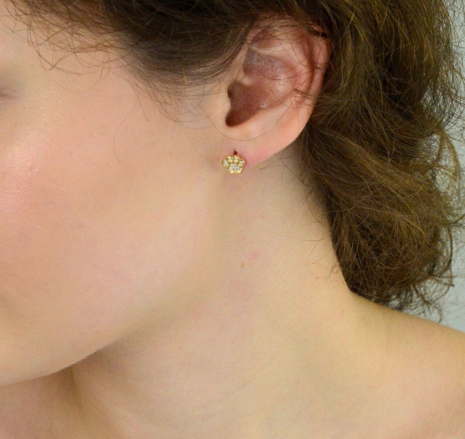 Złote kolczyki 585 w kształcie łapki psa z białymi cyrkoniami. Delikatne, urocze i idealne na prezent. Zapięcie na sztyft, rozmiar 8 mm, waga 1,15 g.1.jpg