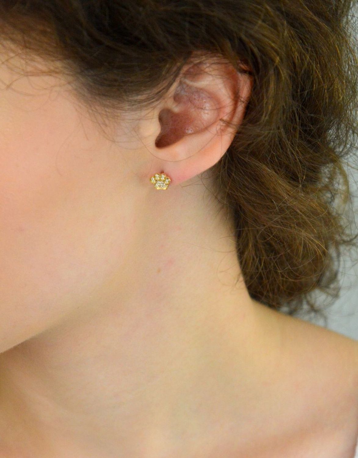 Złote kolczyki 585 w kształcie łapki psa z białymi cyrkoniami. Delikatne, urocze i idealne na prezent. Zapięcie na sztyft, rozmiar 8 mm, waga 1,15 g.1.jpg