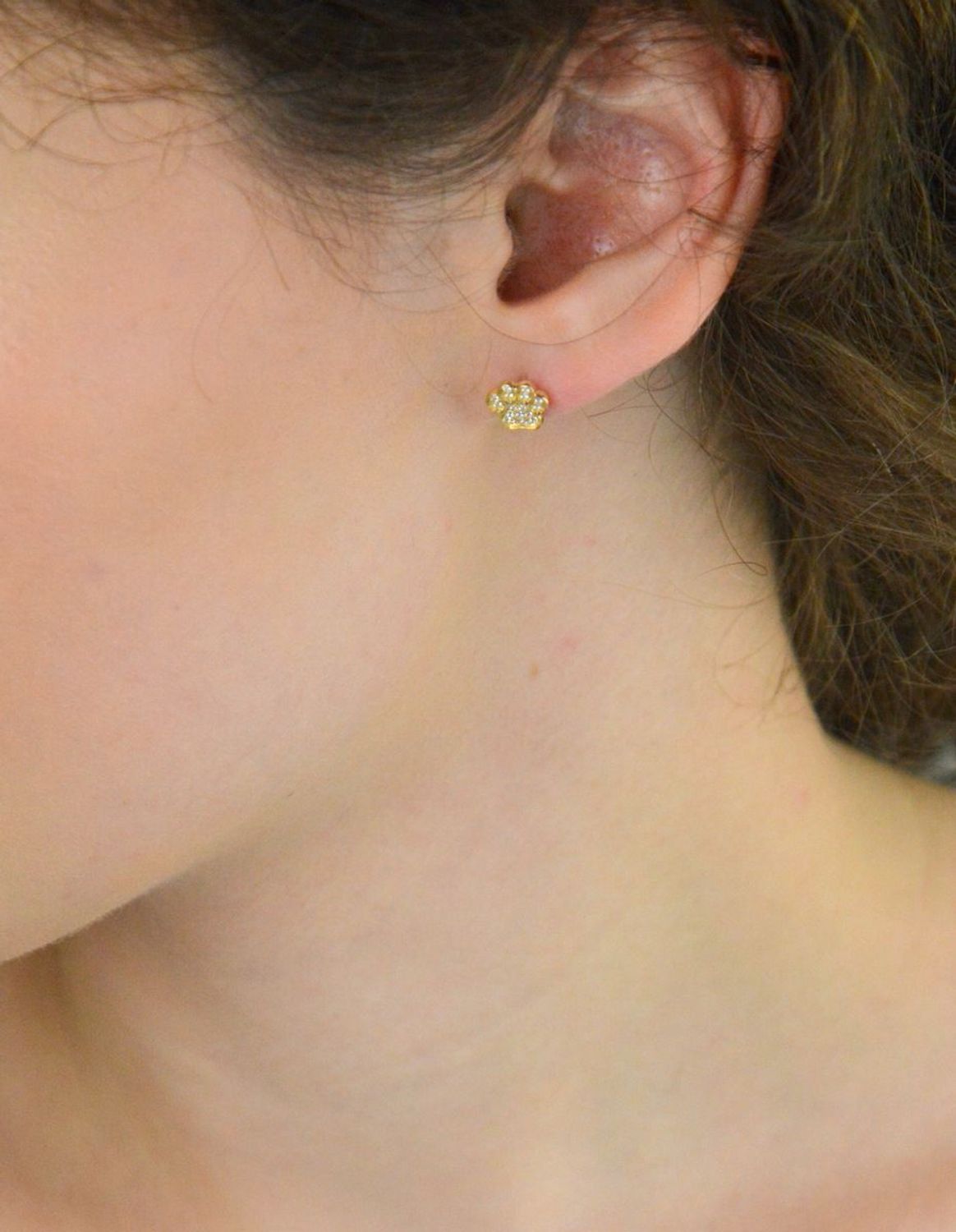 Złote kolczyki 585 w kształcie łapki psa z białymi cyrkoniami. Delikatne, urocze i idealne na prezent. Zapięcie na sztyft, rozmiar 8 mm, waga 1,15 g.1.jpg