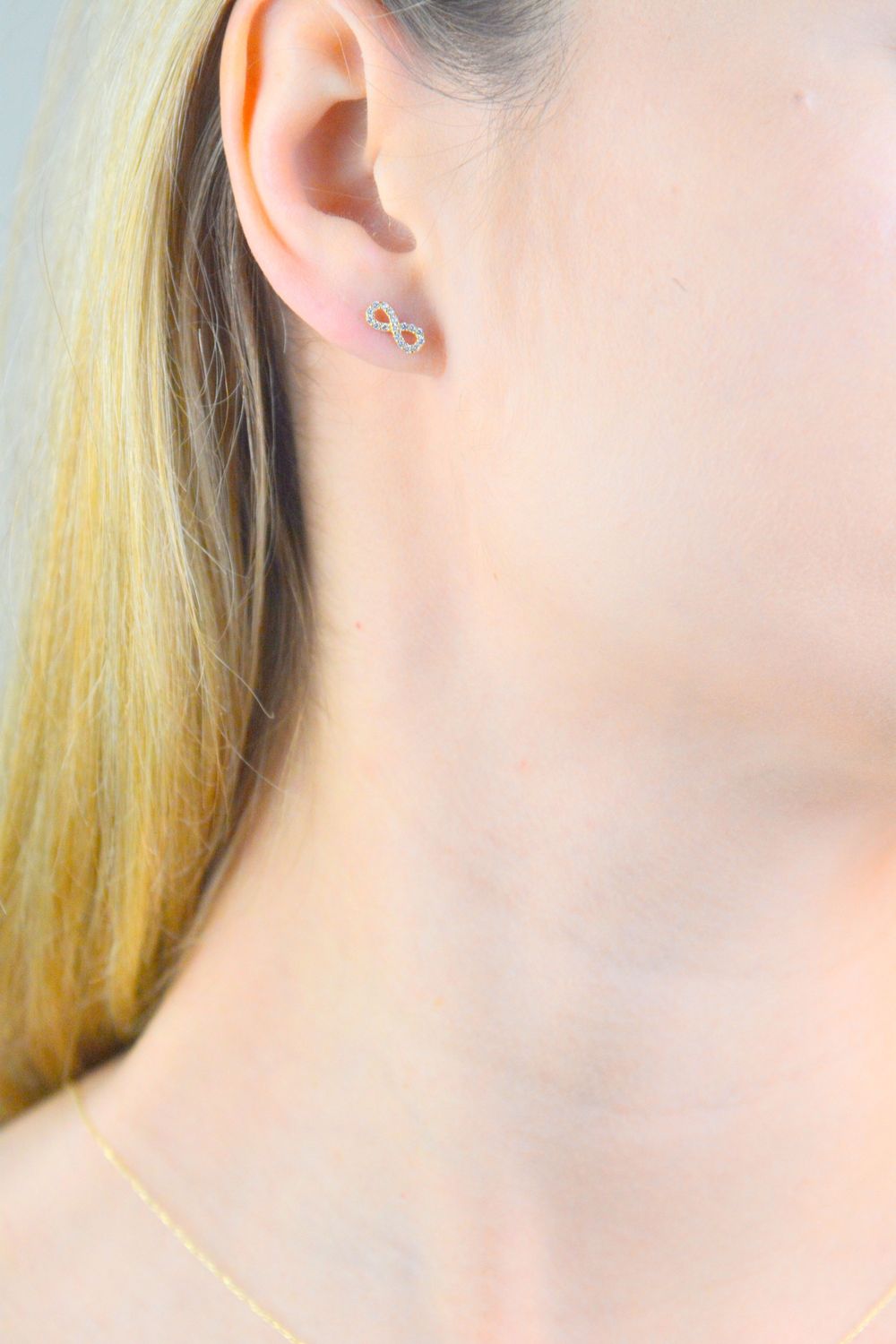 Kolczyki złote nieskończoność próba 585, JMG0121WGE00 Stylowe kolczyki wykonane z wysokiej jakości złota próby 585. Kolczyki mają kształt nieskończoności, o.jpg