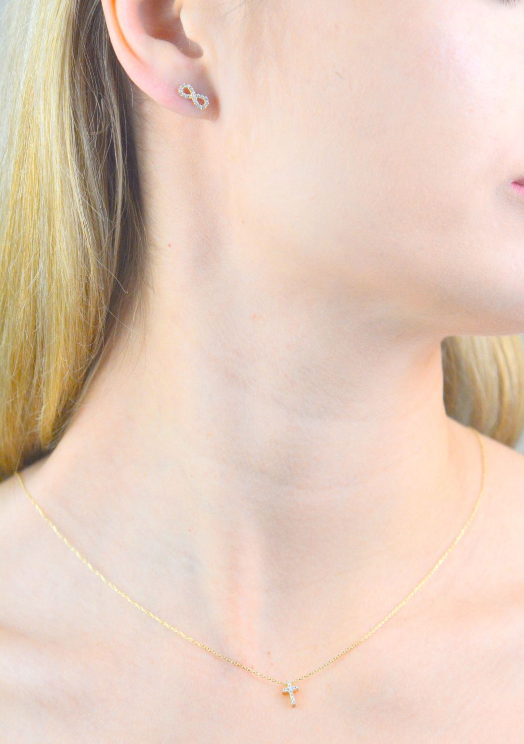 Kolczyki złote nieskończoność próba 585, JMG0121WGE00 Stylowe kolczyki wykonane z wysokiej jakości złota próby 585. Kolczyki mają kształt nieskończoności, o.jpg