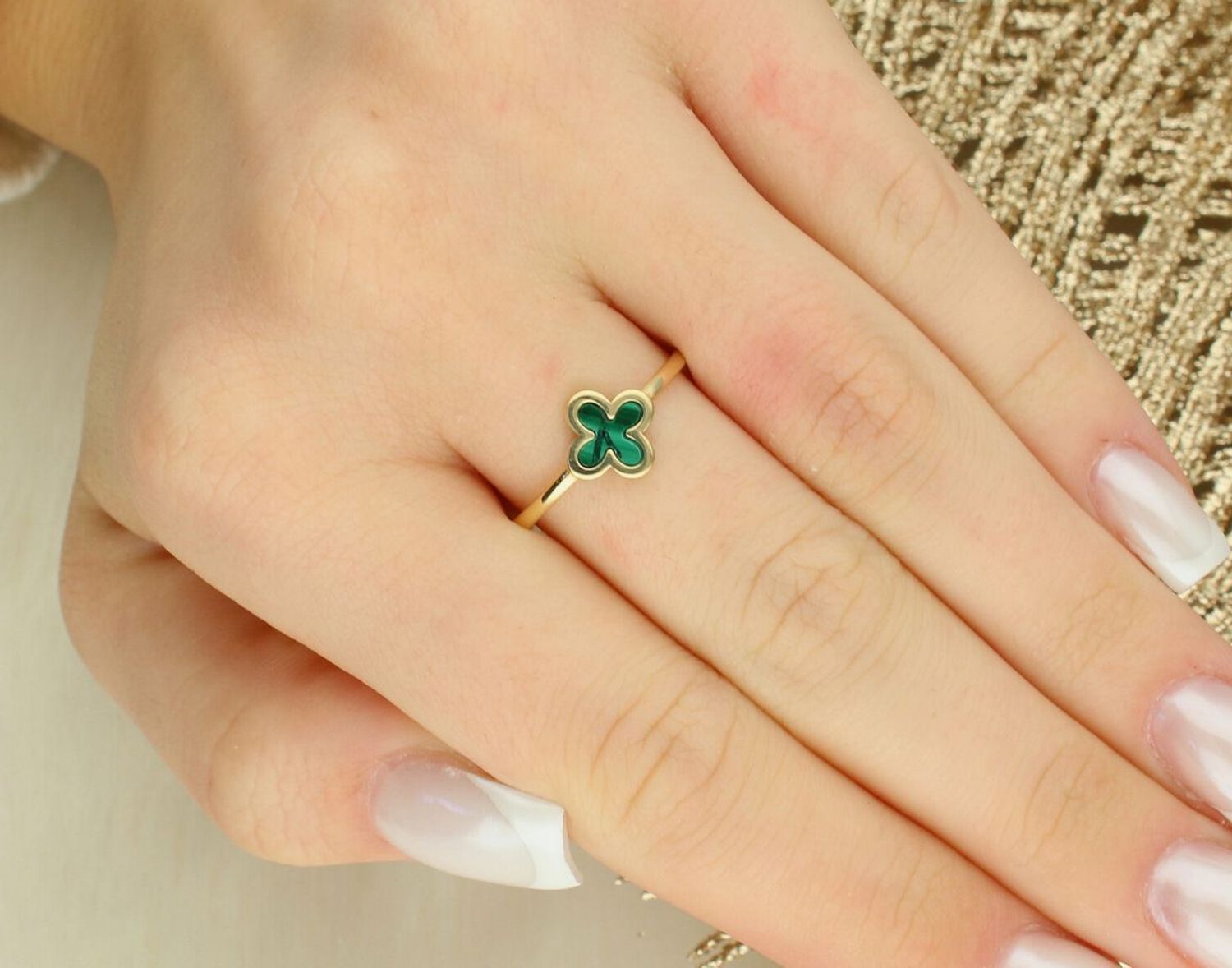 Złoty pierścionek damski 585 koniczynka z malachitem JMG0143GGR.jpg