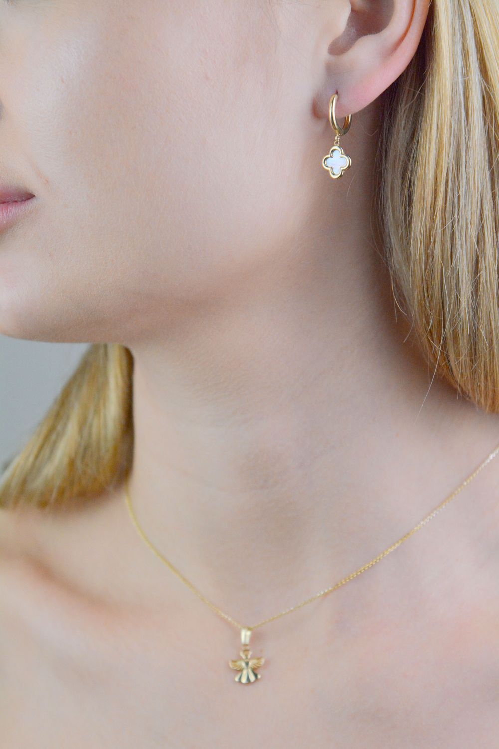 Kolczyki złote kółka koniczynka próba 585, JMG0143WGE00 Stylowe kolczyki wykonane z wysokiej jakości złota próby 585. Kolczyki mają podłużny kształt, ozdobione masą perłową.jpg