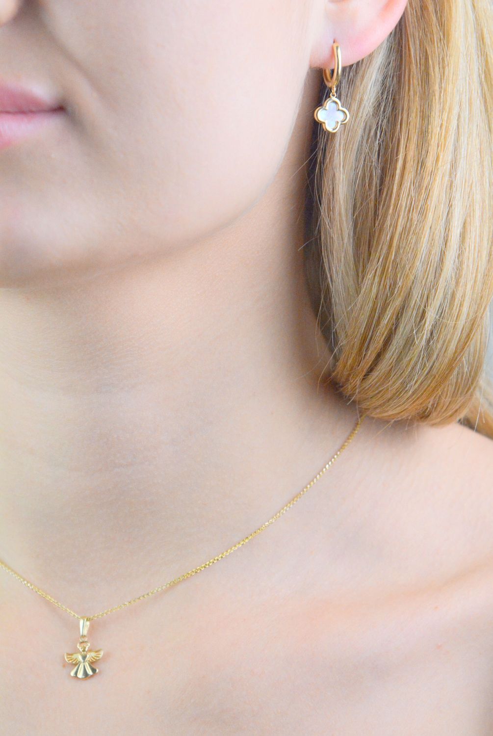 Kolczyki złote kółka koniczynka próba 585, JMG0143WGE00 Stylowe kolczyki wykonane z wysokiej jakości złota próby 585. Kolczyki mają podłużny kształt, ozdobione masą perłową.jpg