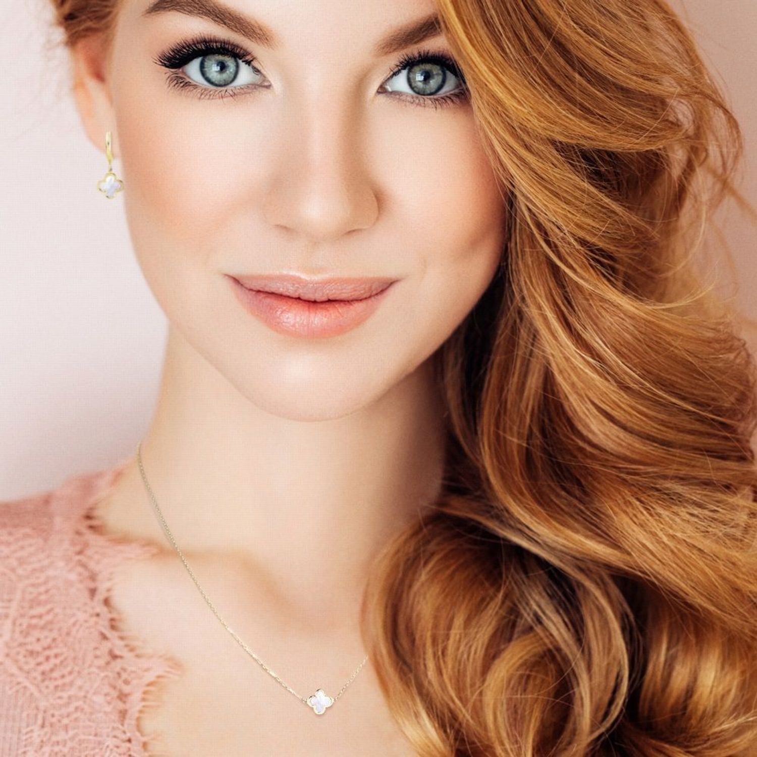 Kolczyki złote kółka koniczynka próba 585, JMG0143WGE00 Stylowe kolczyki wykonane z wysokiej jakości złota próby 585. Kolczyki mają podłużny kształt, ozdobione masą perłową.jpg