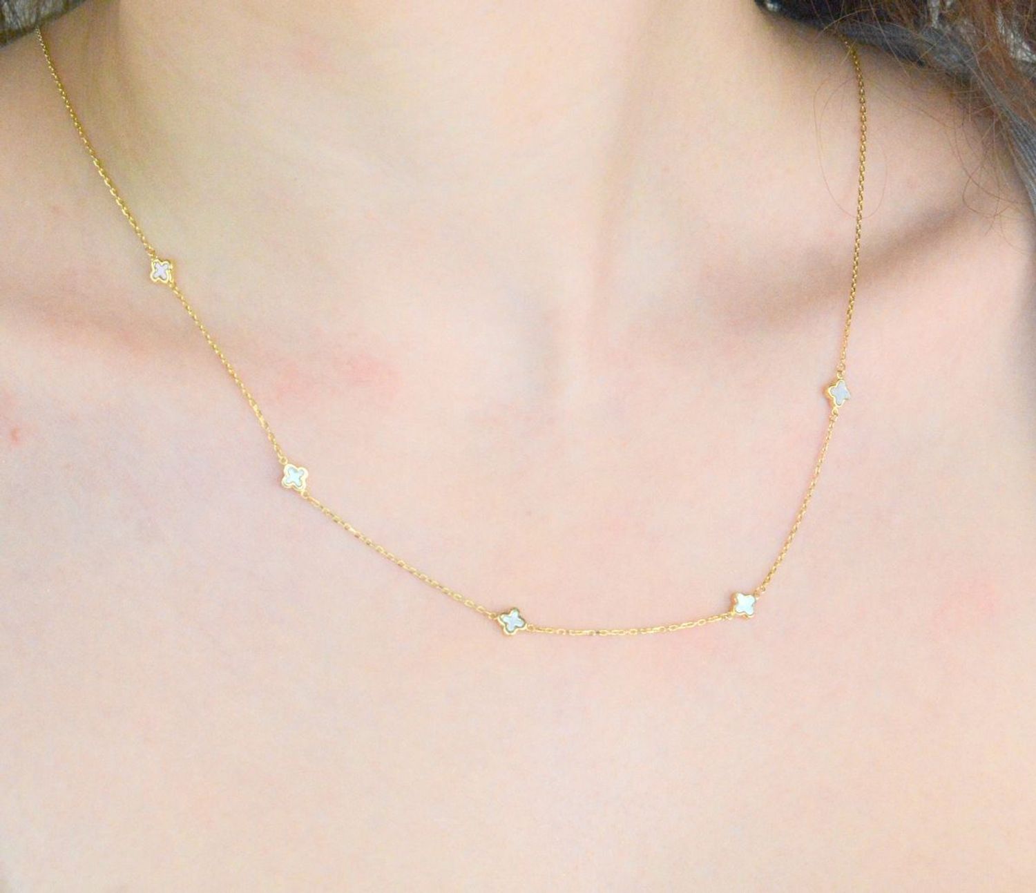 Naszyjnik złoty perłowy koniczynki próba 585, JMG0143WGN Złoty naszyjnik damski 585 celebrytka z perłowymi koniczynkami. Delikatny naszyjnik wykonany z najwyższej jakości 1celebrytka z zawi.jpg