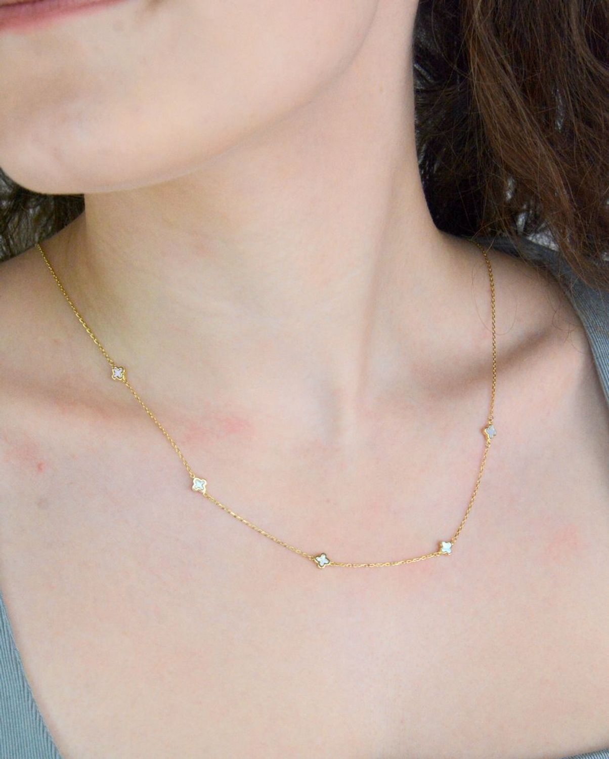 Naszyjnik złoty perłowy koniczynki próba 585, JMG0143WGN Złoty naszyjnik damski 585 celebrytka z perłowymi koniczynkami. Delikatny naszyjnik wykonany z najwyższej jakości 1celebrytka z zawi.jpg