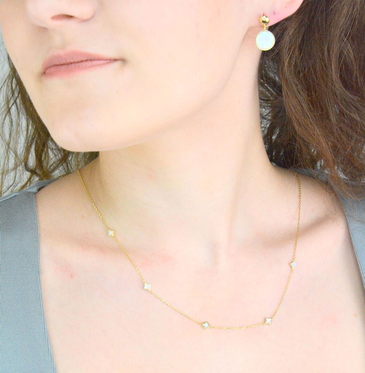 Naszyjnik złoty perłowy koniczynki próba 585, JMG0143WGN Złoty naszyjnik damski 585 celebrytka z perłowymi koniczynkami. Delikatny naszyjnik wykonany z najwyższej jakości 1celebrytka z zawi.jpg