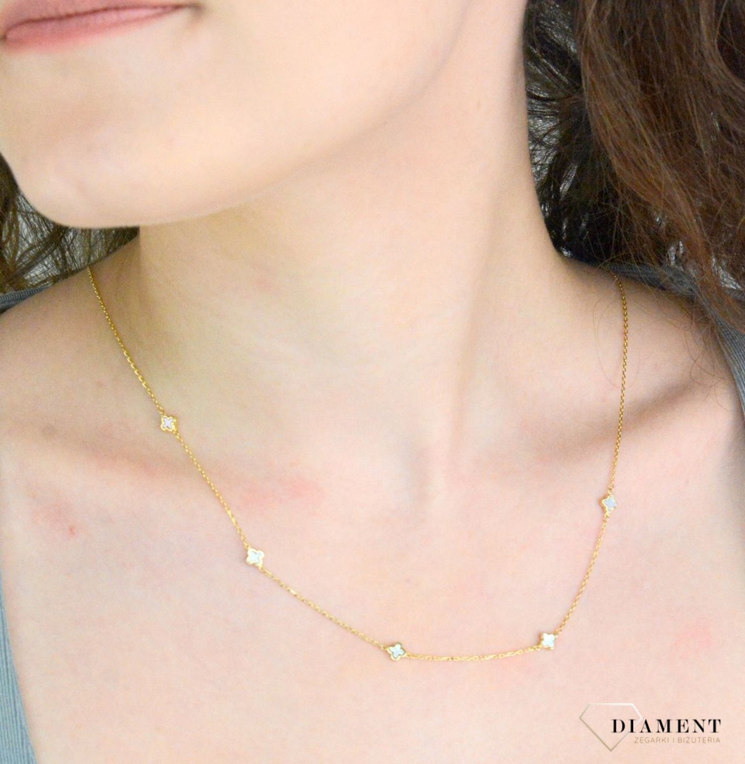 Naszyjnik złoty perłowy koniczynki próba 585, JMG0143WGN Złoty naszyjnik damski 585 celebrytka z perłowymi koniczynkami. Delikatny naszyjnik wykonany z najwyższej jakości 1celebrytka z zawi.jpg