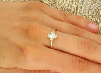 Złoty pierścionek z koniczynką z masy perłowej  Au 585  JMG0143WGR  1,10 g prs.jpg