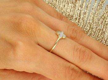 Złoty pierścionek z koniczynką z masy perłowej  Au 585  JMG0143WGR  1,10 g...jpg