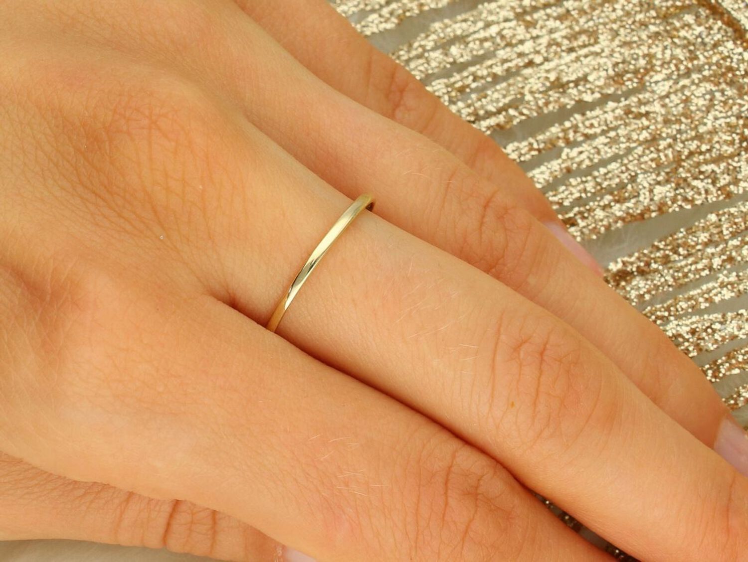 Złoty pierścionek damski Au 585 ozdobiony koniczynką z masy perłowej. Lekka forma, szerokość szyny 1 mm, waga 1,10 g. Idealny prezent pełen symboliki.1.jpg