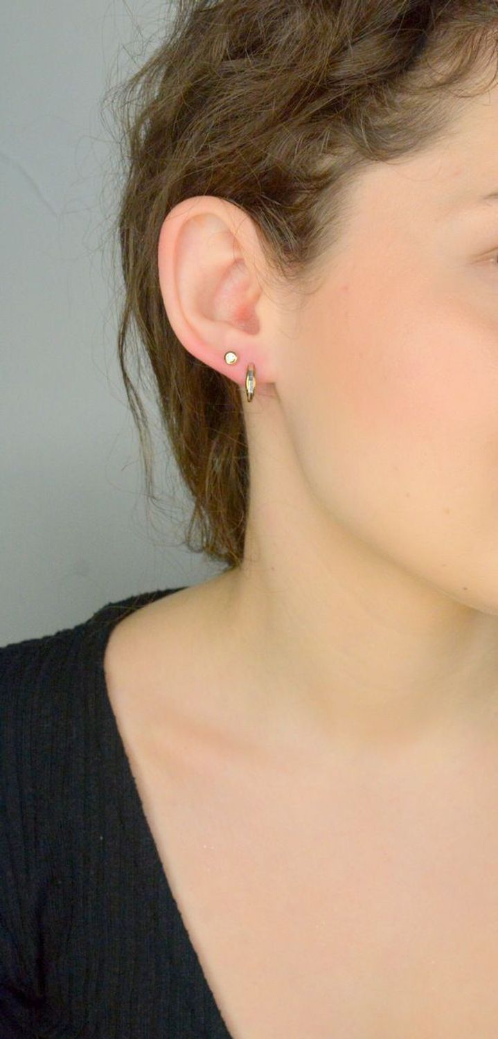 Kolczyki złote cyrkonia próba 585, JMG0150WGE00, Stylowe kolczyki wykonane z wysokiej jakości złota próby 585. Kolczyki mają kształt kulki, ozdobionych białą cyrkonią. 1.jpg