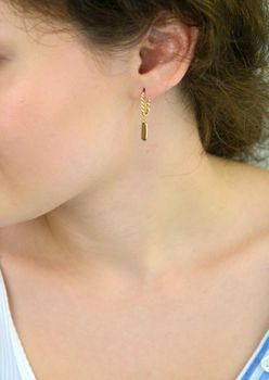 Wiszące złote kolczyki próby 585 z prostokątnym brązowym kamieniem ozdobnym. Zapięcie na zatrzask, długość 2,8 cm, waga 2,40 g. Elegancja z nutą koloru (2).JPG