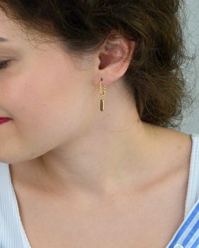 Wiszące złote kolczyki próby 585 z prostokątnym brązowym kamieniem ozdobnym. Zapięcie na zatrzask, długość 2,8 cm, waga 2,40 g. Elegancja z nutą koloru (3).JPG