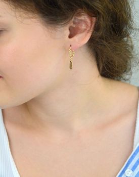 Wiszące złote kolczyki próby 585 z prostokątnym brązowym kamieniem ozdobnym. Zapięcie na zatrzask, długość 2,8 cm, waga 2,40 g. Elegancja z nutą koloru (4).JPG