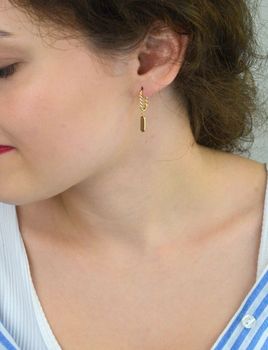 Wiszące złote kolczyki próby 585 z prostokątnym brązowym kamieniem ozdobnym. Zapięcie na zatrzask, długość 2,8 cm, waga 2,40 g. Elegancja z nutą koloru (5).JPG