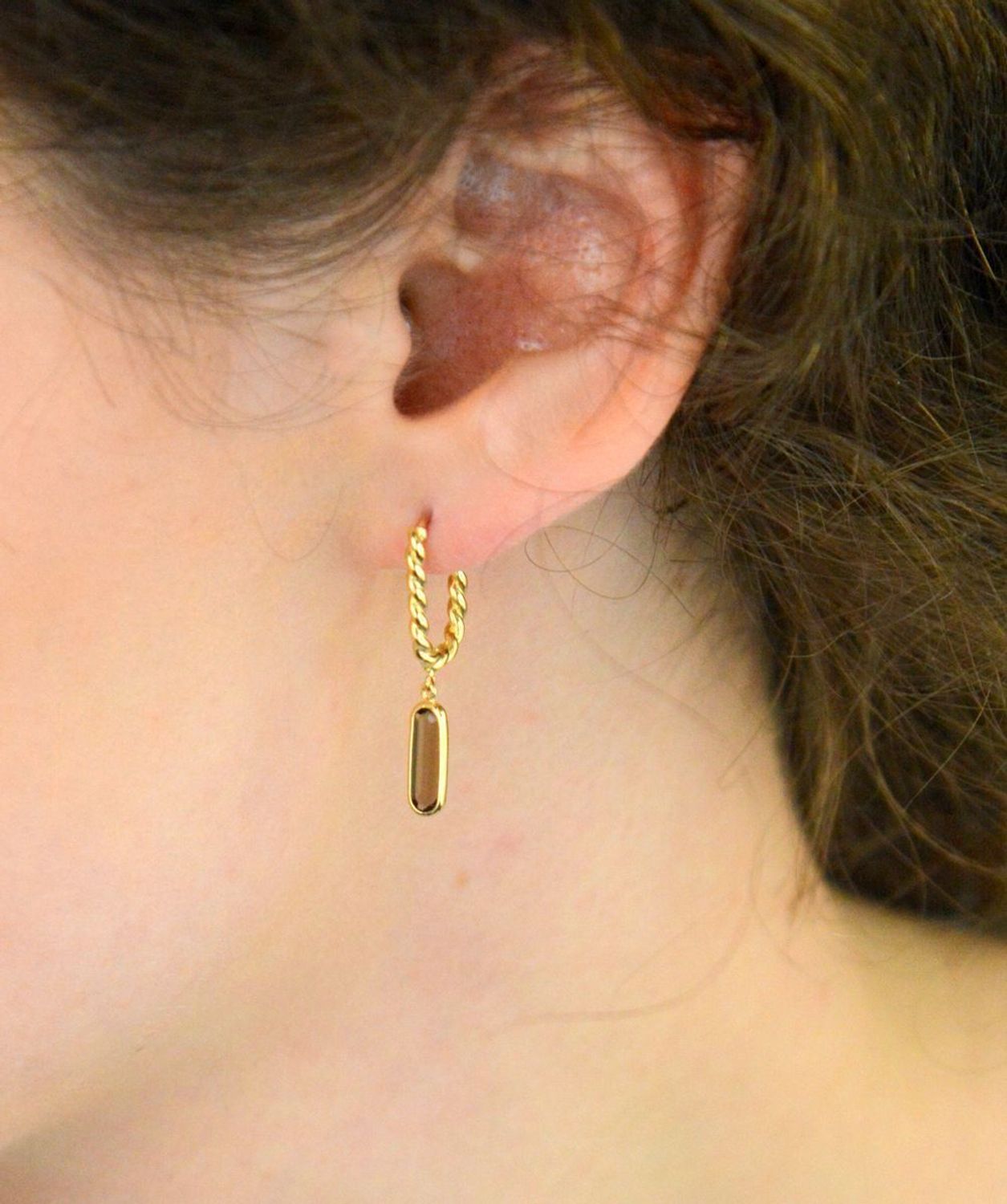 Wiszące złote kolczyki próby 585 z prostokątnym brązowym kamieniem ozdobnym. Zapięcie na zatrzask, długość 2,8 cm, waga 2,40 g. Elegancja z nutą koloru.1.jpg