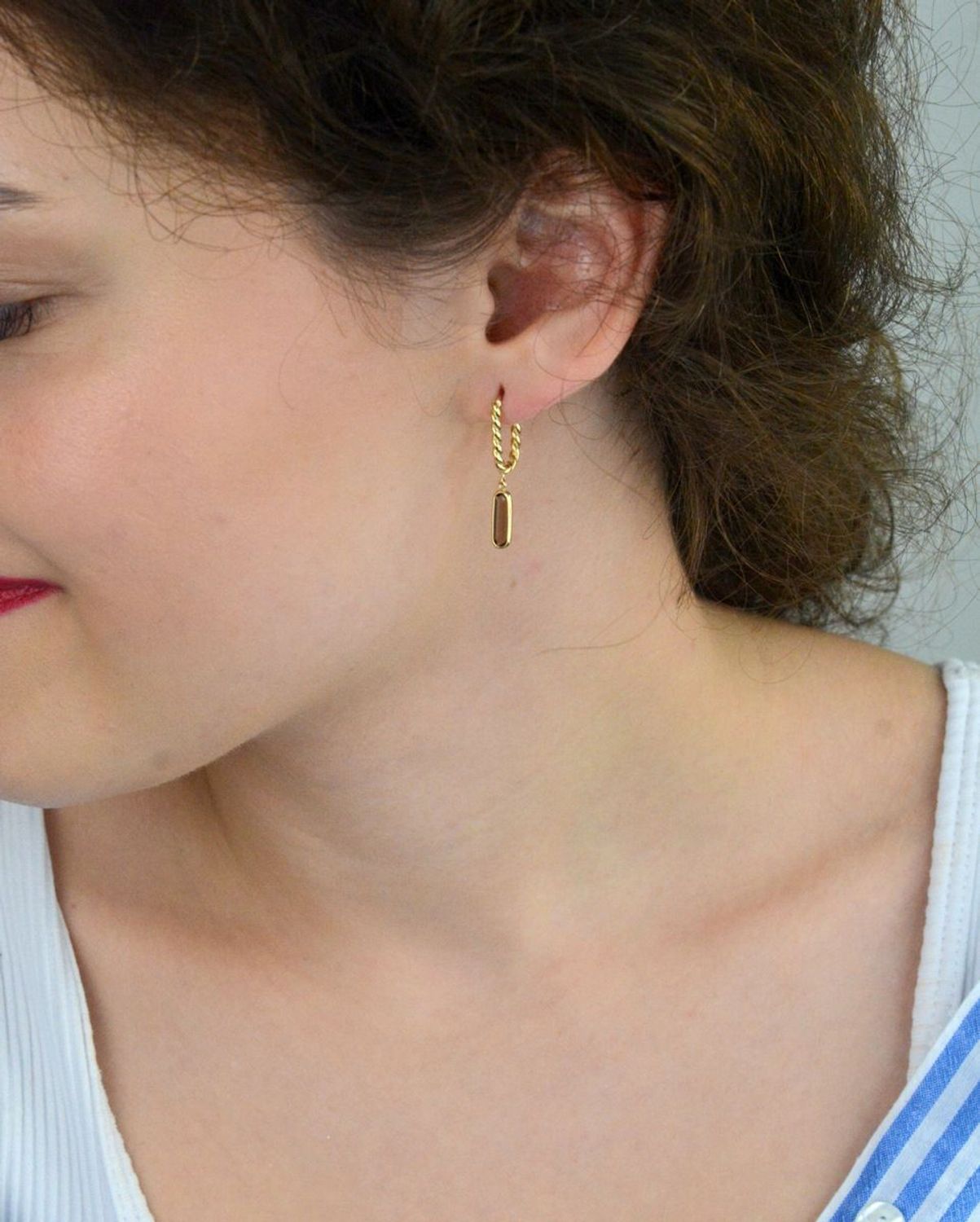 Wiszące złote kolczyki próby 585 z prostokątnym brązowym kamieniem ozdobnym. Zapięcie na zatrzask, długość 2,8 cm, waga 2,40 g. Elegancja z nutą koloru.1.jpg