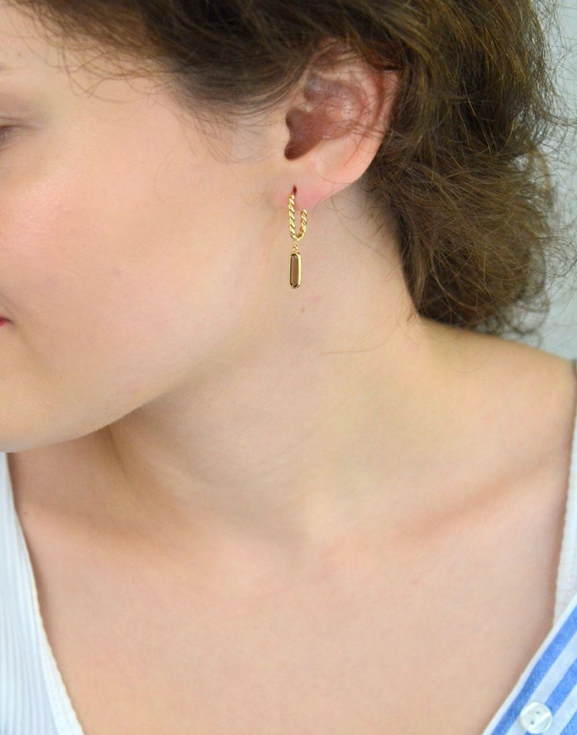 Wiszące złote kolczyki próby 585 z prostokątnym brązowym kamieniem ozdobnym. Zapięcie na zatrzask, długość 2,8 cm, waga 2,40 g. Elegancja z nutą koloru.1.jpg