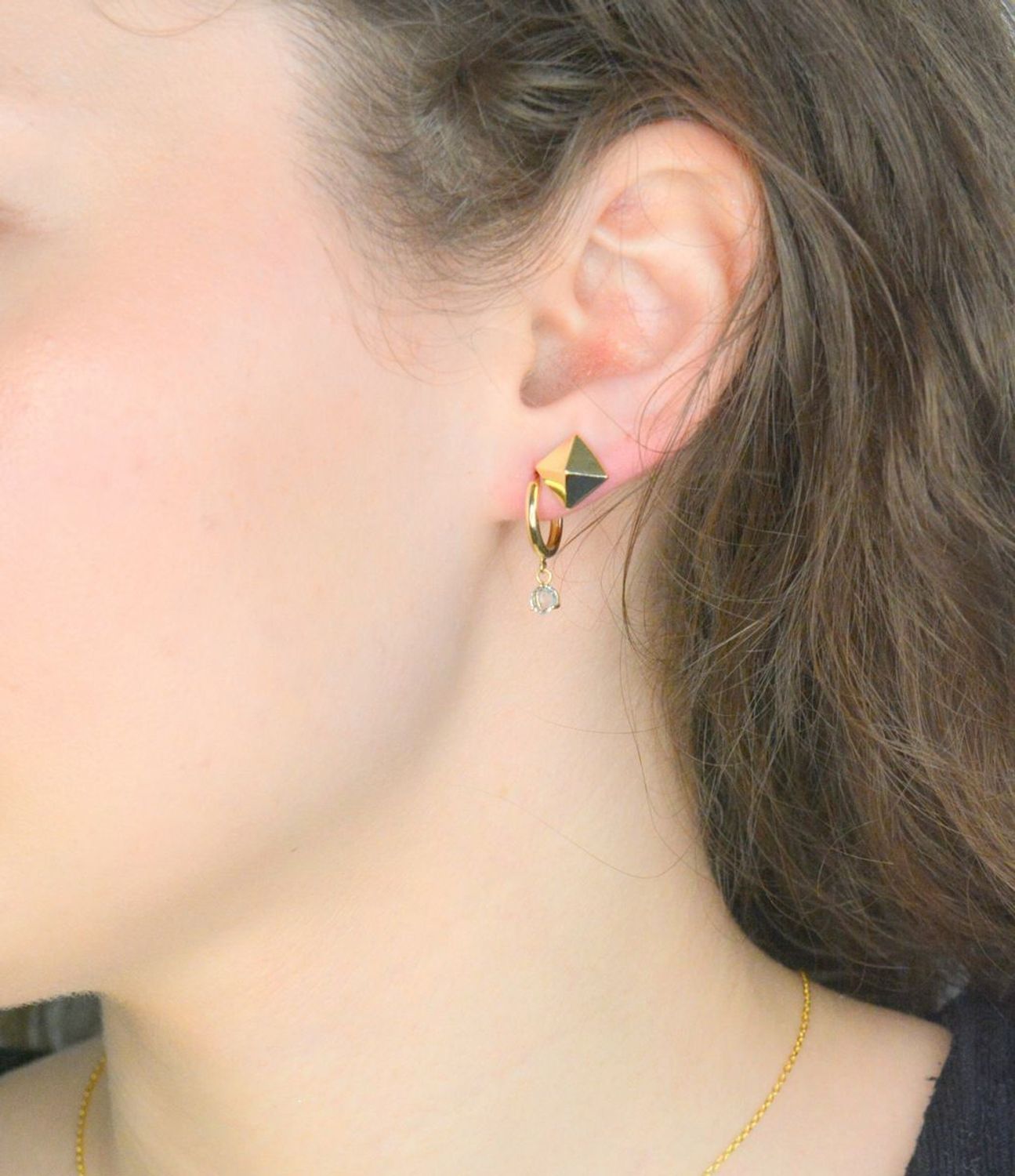 Kolczyki złote kółka z cyrkonią niebieską próba 585, JMG0158AGE01 Kolczyki z kółek ozdobionych niebieską cyrkonią. Kolczyki to ponadczasowa biżuteria, która pasuje do każdego rodzaju stylizacji. 1.jpg