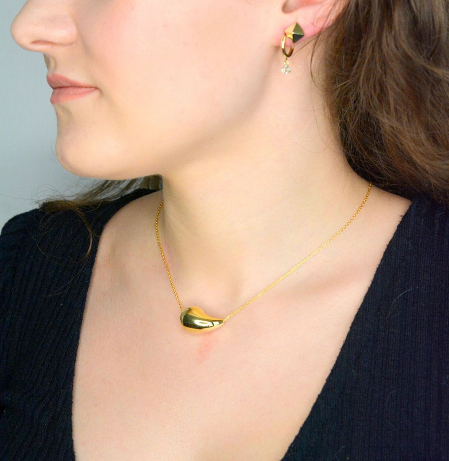 Kolczyki złote kółka z cyrkonią niebieską próba 585, JMG0158AGE01 Kolczyki z kółek ozdobionych niebieską cyrkonią. Kolczyki to ponadczasowa biżuteria, która pasuje do każdego rodzaju stylizacji. 1.jpg