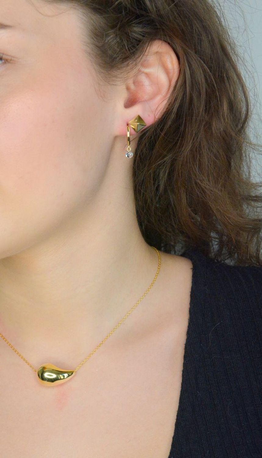 Kolczyki złote kółka z cyrkonią niebieską próba 585, JMG0158AGE01 Kolczyki z kółek ozdobionych niebieską cyrkonią. Kolczyki to ponadczasowa biżuteria, która pasuje do każdego rodzaju stylizacji. 1.jpg