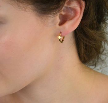 Złote kolczyki damskie próby 585 – kółka z elementem krzyża. Gładkie wykończenie, zapięcie na zatrzask, długość 1,5 cm, waga 2,15 g. Eleganckie i symboliczne (1).JPG