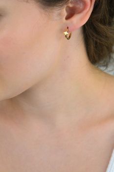 Złote kolczyki damskie próby 585 – kółka z elementem krzyża. Gładkie wykończenie, zapięcie na zatrzask, długość 1,5 cm, waga 2,15 g. Eleganckie i symboliczne (2).JPG