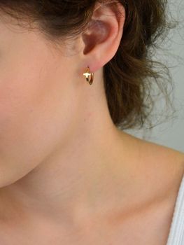 Złote kolczyki damskie próby 585 – kółka z elementem krzyża. Gładkie wykończenie, zapięcie na zatrzask, długość 1,5 cm, waga 2,15 g. Eleganckie i symboliczne (3).JPG