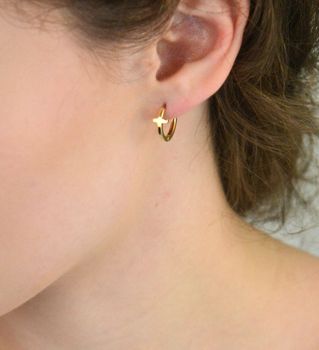 Złote kolczyki damskie próby 585 – kółka z elementem krzyża. Gładkie wykończenie, zapięcie na zatrzask, długość 1,5 cm, waga 2,15 g. Eleganckie i symboliczne (5).JPG