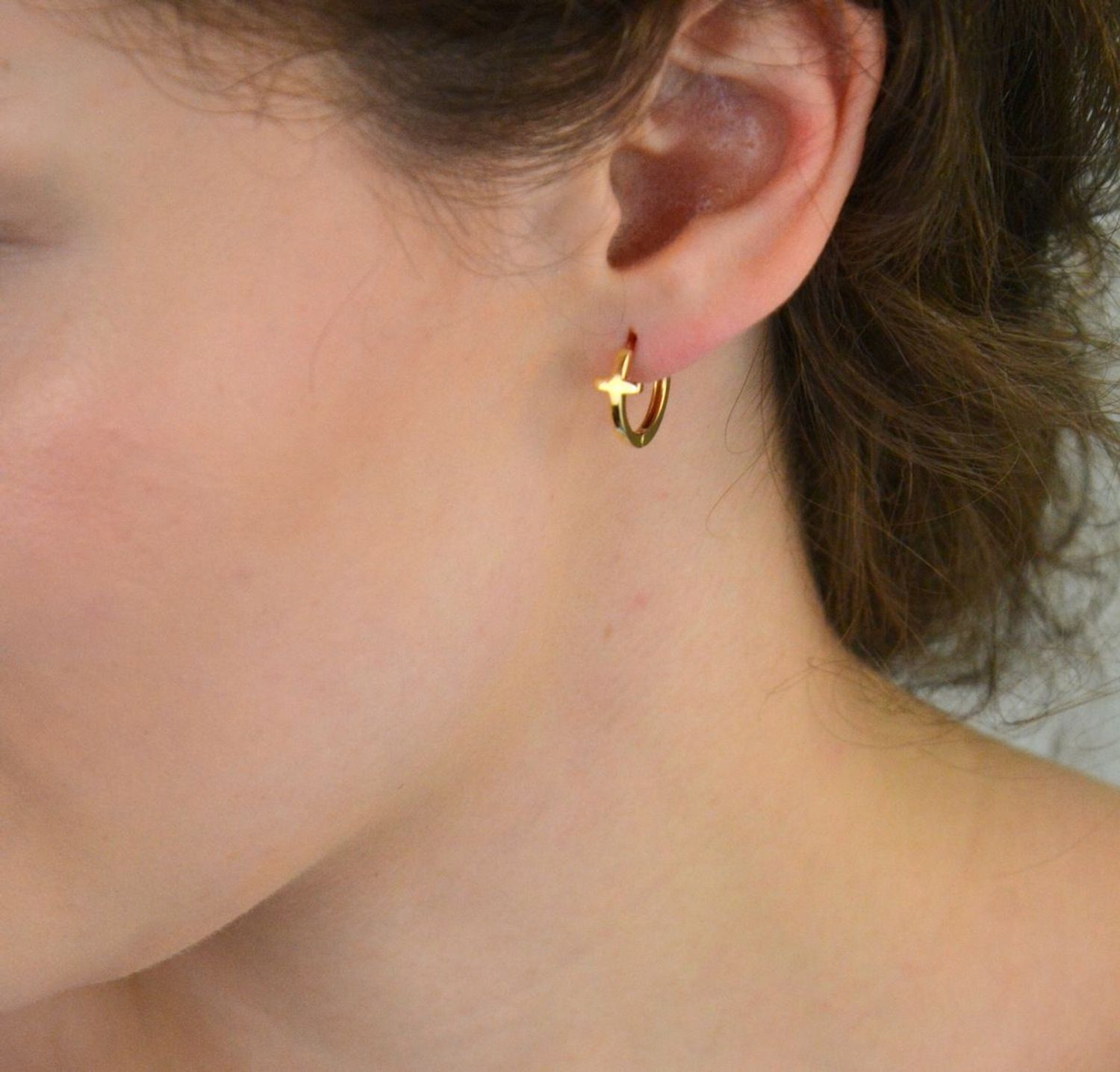 Złote kolczyki damskie próby 585 – kółka z elementem krzyża. Gładkie wykończenie, zapięcie na zatrzask, długość 1,5 cm, waga 2,15 g. Eleganckie i symboliczne.1.jpg