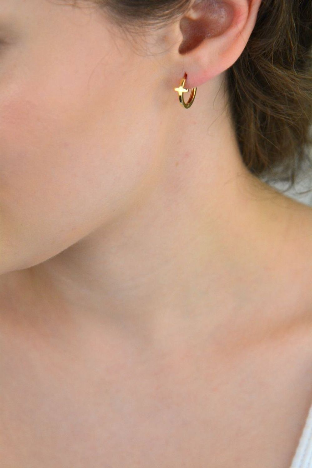 Złote kolczyki damskie próby 585 – kółka z elementem krzyża. Gładkie wykończenie, zapięcie na zatrzask, długość 1,5 cm, waga 2,15 g. Eleganckie i symboliczne.1.jpg