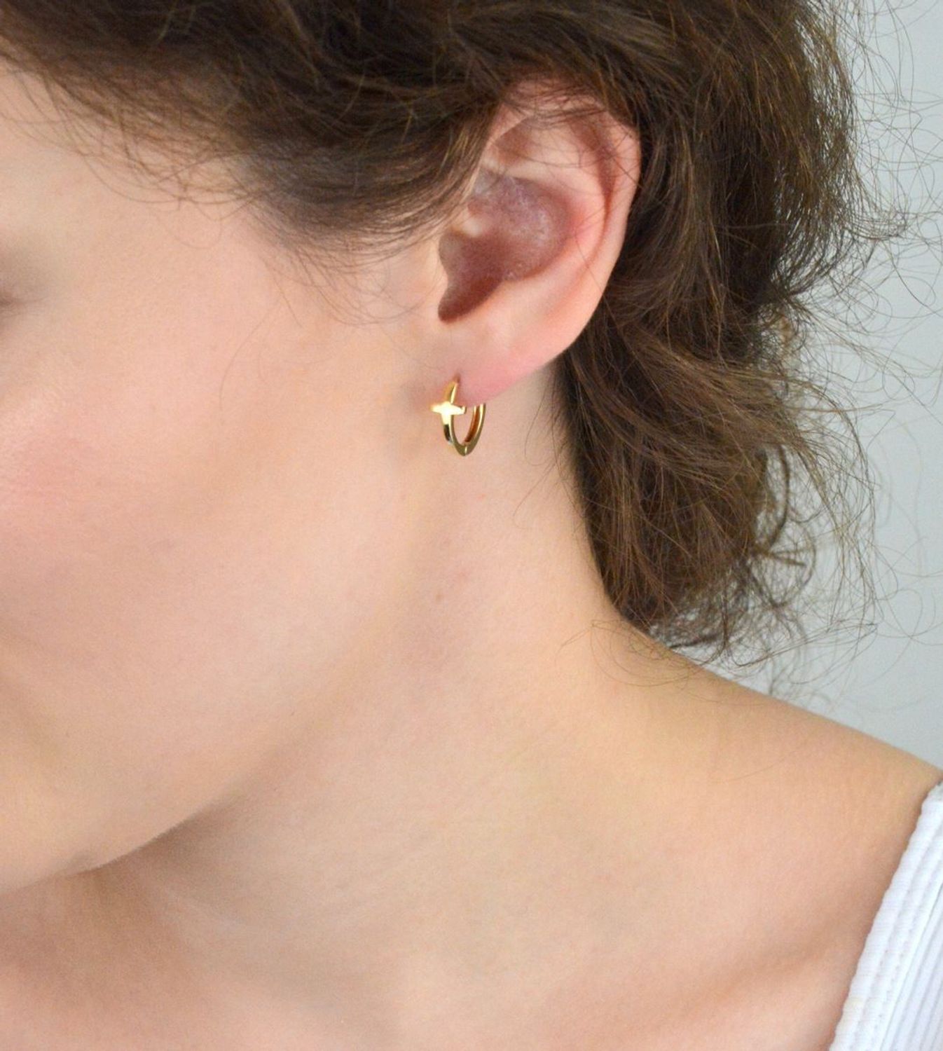 Złote kolczyki damskie próby 585 – kółka z elementem krzyża. Gładkie wykończenie, zapięcie na zatrzask, długość 1,5 cm, waga 2,15 g. Eleganckie i symboliczne.1.jpg