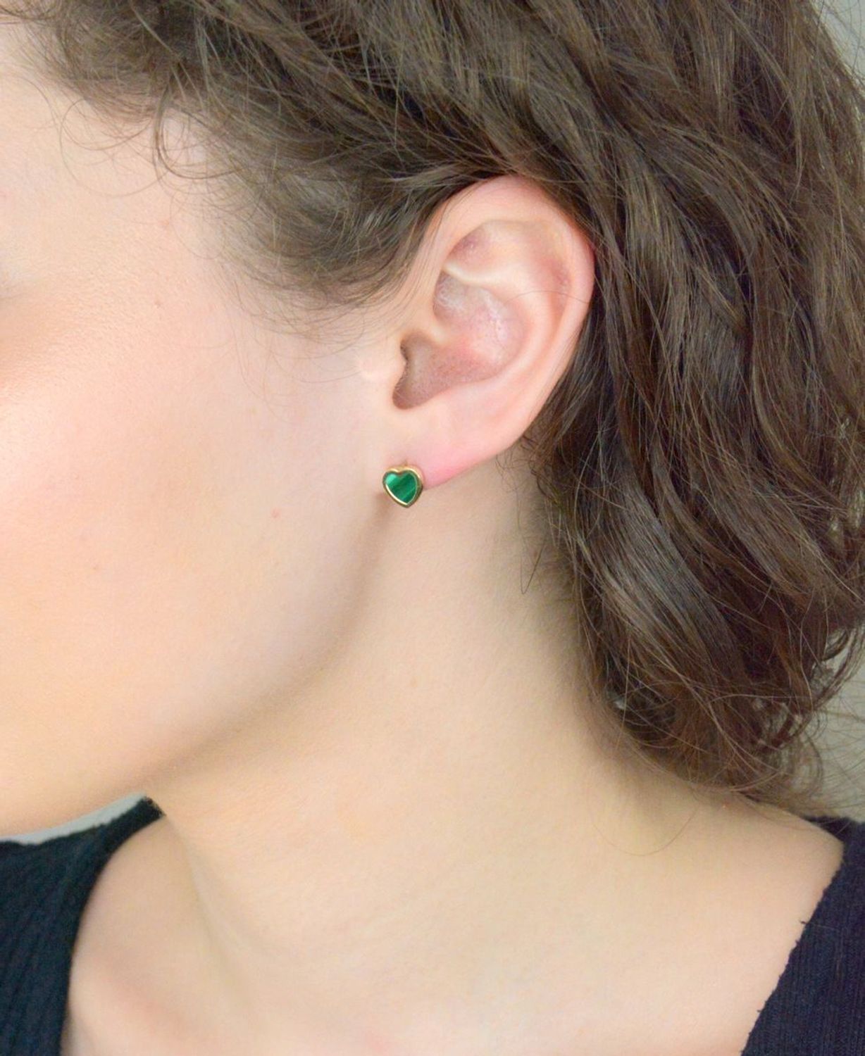 Złote kolczyki serca z zielonym malachitem pr 585, JMG0202GGE00 Złote kolczyki zostały wykonane z najwyższej jakości złota próby 585. Złote kolczyki ozdobione malachitem w kształcie serca.1.jpg