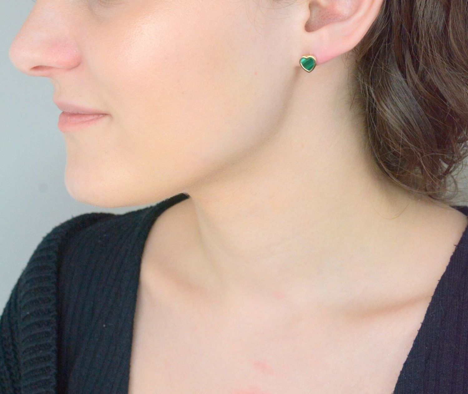 Złote kolczyki serca z zielonym malachitem pr 585, JMG0202GGE00 Złote kolczyki zostały wykonane z najwyższej jakości złota próby 585. Złote kolczyki ozdobione malachitem w kształcie serca.1.jpg