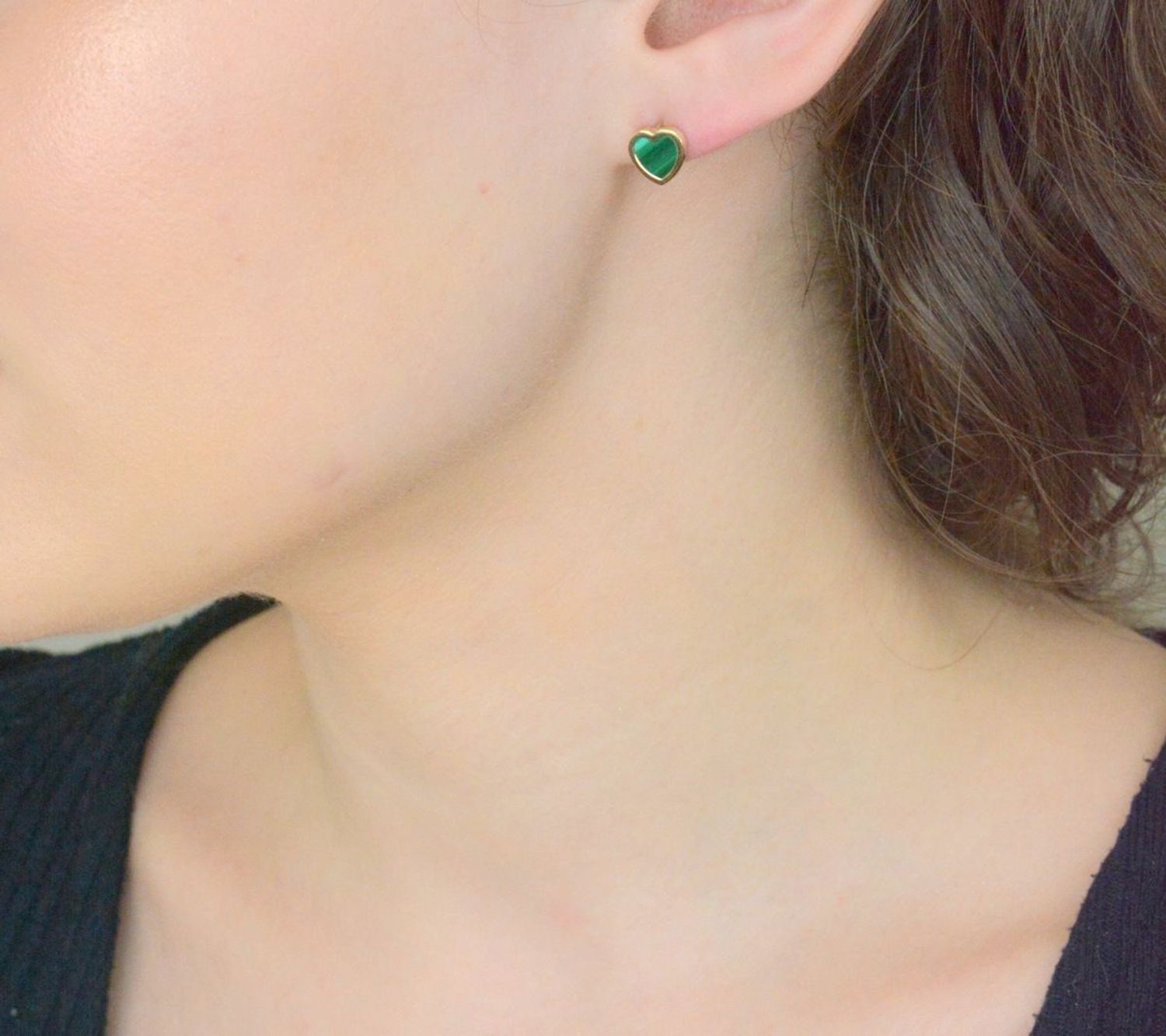 Złote kolczyki serca z zielonym malachitem pr 585, JMG0202GGE00 Złote kolczyki zostały wykonane z najwyższej jakości złota próby 585. Złote kolczyki ozdobione malachitem w kształcie serca.1.jpg