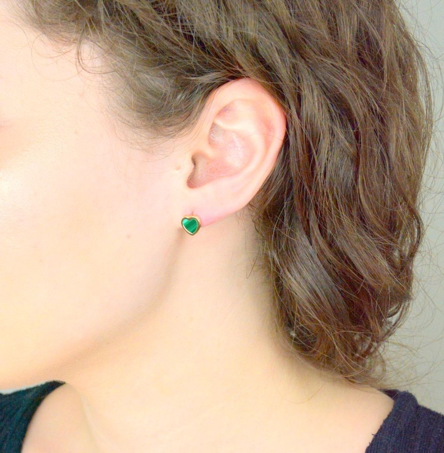 Złote kolczyki serca z zielonym malachitem pr 585, JMG0202GGE00 Złote kolczyki zostały wykonane z najwyższej jakości złota próby 585. Złote kolczyki ozdobione malachitem w kształcie serca.1.jpg