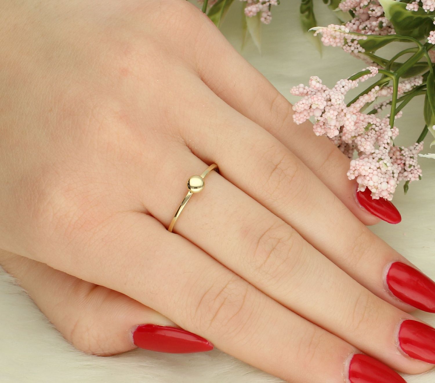 Pierścionek złoty z kuleczką próba 585, JMG0224WGR Pierścionek złoty z kuleczką. Pierścionek wykonany z zachowaniem dbałości o każdy szczegół i detal. Dodatek łączy w sobie symbolikę kruszcu i koloru, z jednej strony może więc.jpg