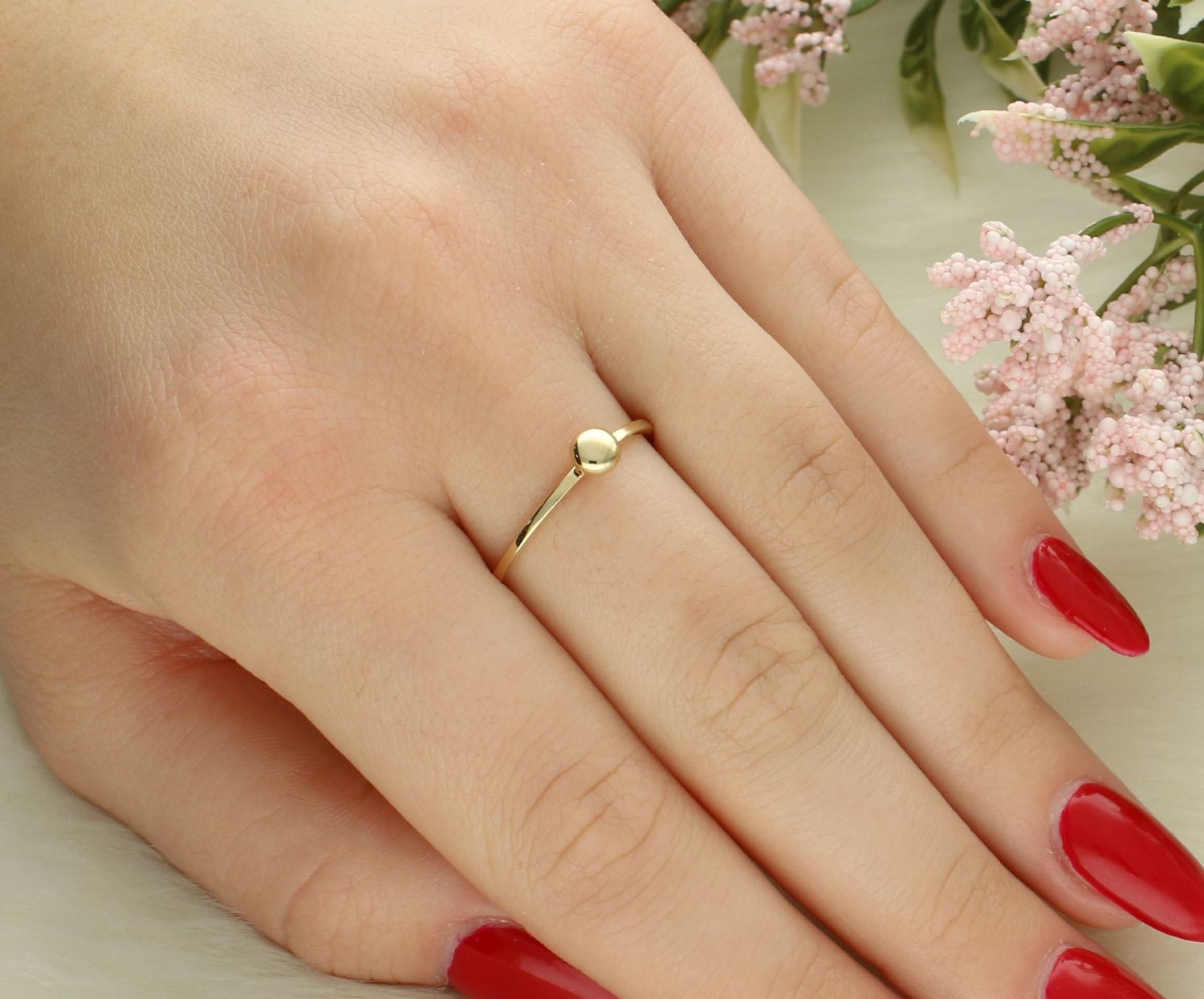 Pierścionek złoty z kuleczką próba 585, JMG0224WGR Pierścionek złoty z kuleczką. Pierścionek wykonany z zachowaniem dbałości o każdy szczegół i detal. Dodatek łączy w sobie symbolikę kruszcu i koloru, z jednej strony może więc.jpg