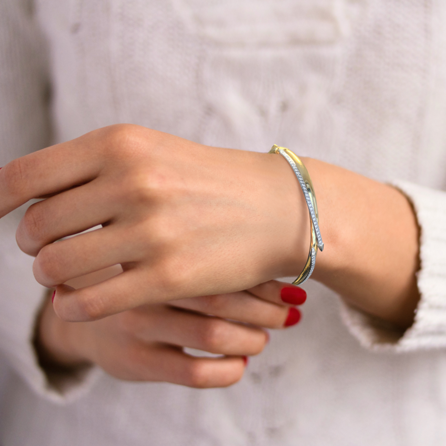 Elegancka złota bransoletka damska próby 585 z cyrkoniami. Szerokość 7 mm  4 mm, waga 7,85 g, obwód 17 cm. Połączenie luksusu i klasycznego stylu – idealna na prezent.1.jpg