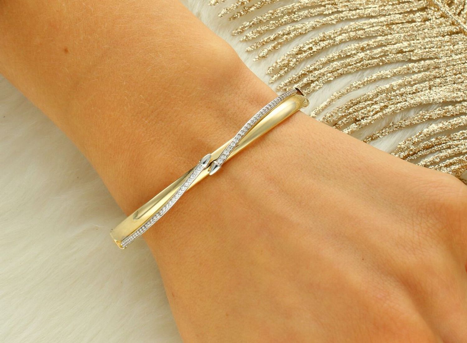 Elegancka złota bransoletka damska próby 585 z cyrkoniami. Szerokość 7 mm  4 mm, waga 7,85 g, obwód 17 cm. Połączenie luksusu i klasycznego stylu – idealna na prezent.1.jpg