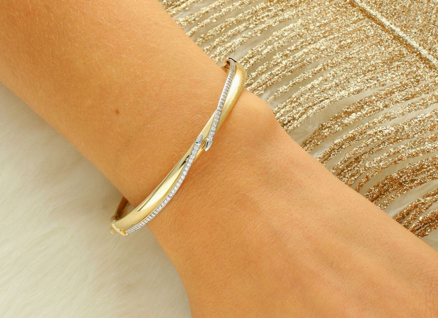 Elegancka złota bransoletka damska próby 585 z cyrkoniami. Szerokość 7 mm  4 mm, waga 7,85 g, obwód 17 cm. Połączenie luksusu i klasycznego stylu – idealna na prezent.1.jpg