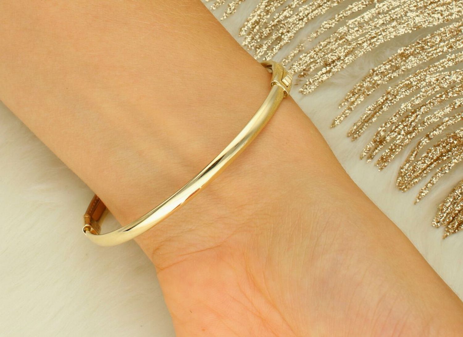 Elegancka złota bransoletka damska próby 585 z cyrkoniami. Szerokość 7 mm  4 mm, waga 7,85 g, obwód 17 cm. Połączenie luksusu i klasycznego stylu – idealna na prezent.1.jpg