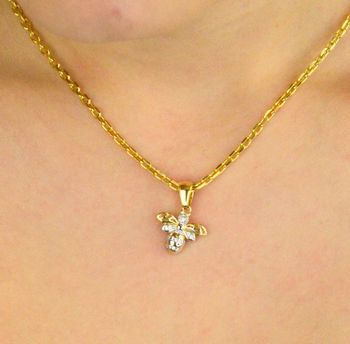 Złoty wisiorek pszczółka MINET wykonany z 14-karatowego złota (Au 585), zdobiony białymi cyrkoniami. Waga 1,25 g, szerokość 15 mm, wysokość 2 cm. Symboliczny i elegancki (4).JPG