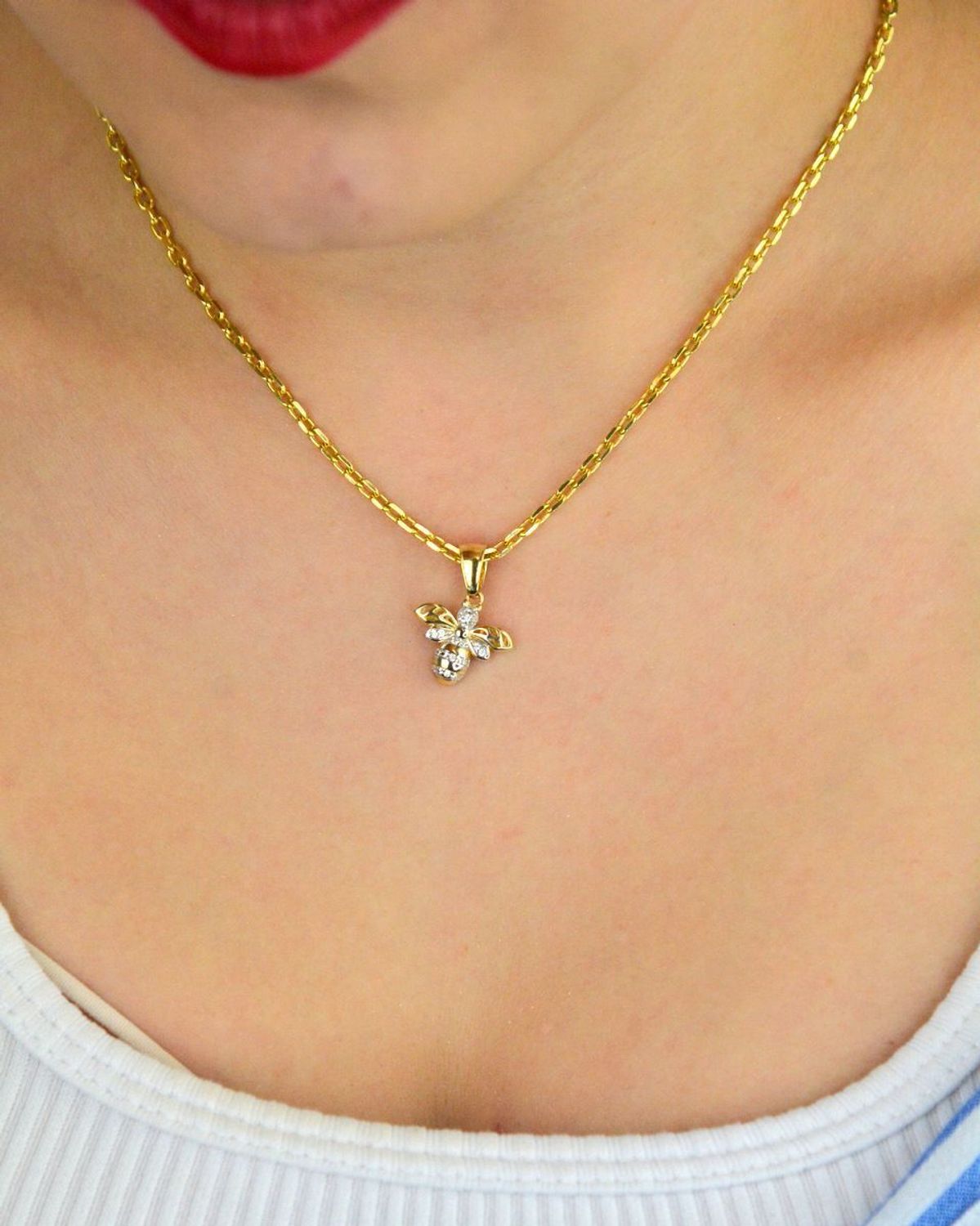 Złoty wisiorek pszczółka MINET wykonany z 14-karatowego złota (Au 585), zdobiony białymi cyrkoniami. Waga 1,25 g, szerokość 15 mm, wysokość 2 cm. Symboliczny i elegancki.1.jpg